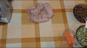 Рулет из куриного фарша с начинкой / Рулет из курицы с грибами/Куриный рулет с яйцом и зеленым луко