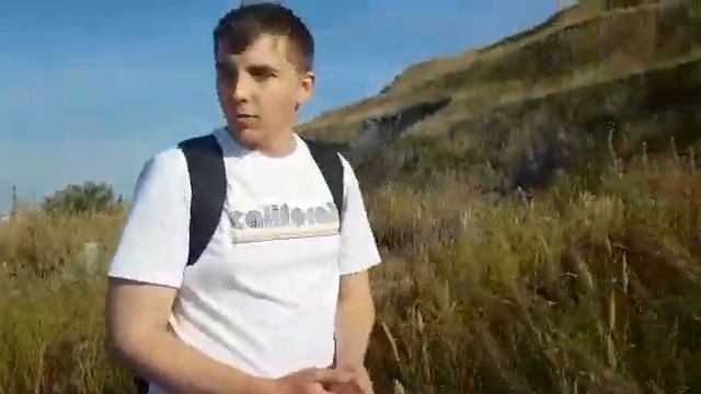 Неубранные свалки зарастают травой и наносят вред природе смотреть онлайн