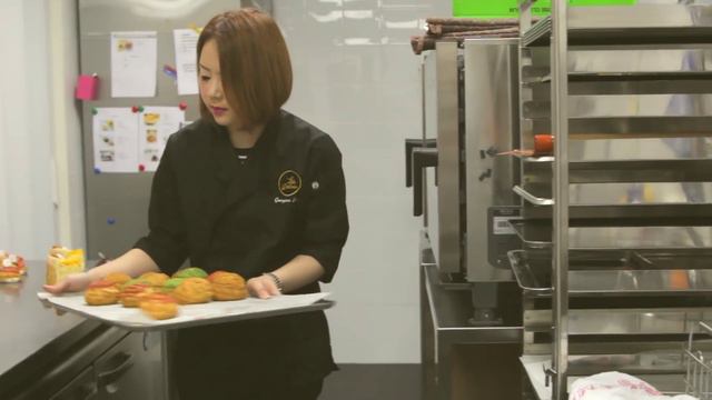 55 Millennials - Georgina and Glenda Sim, French patisserie owners смотреть онлайн