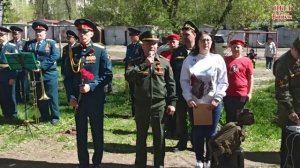 В Бийске поздравили ветерана ВОВ с Днем Победы прямо у подъезда его дома
