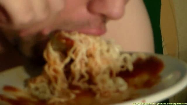 Как приготовить пасту Болоньезе под соевым фаршем с соусом и тертым сыром смотреть онлайн