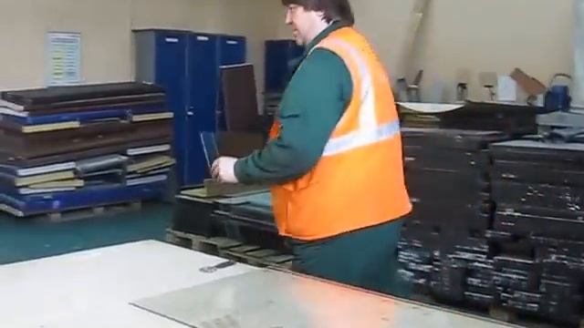 Резка стекла обычным стеклорезом .