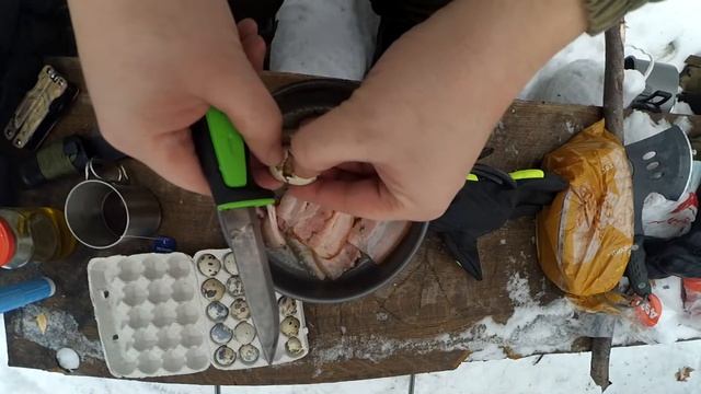 ЯИЧНИЦА ИЗ ПЕРЕПЕЛИНЫХ ЯИЦ С БЕКОНОМ  В ЗИМНЕМ ЛЕСУ | EGGS BACON IN THE WINTER FOREST I FOREST CREW