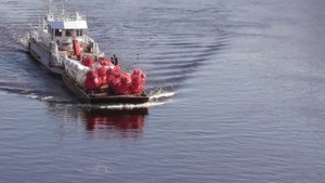 Речной флот. Установка бакенов на реке Волхов г.Великий Новгород 30.04.2022 судно Евгений Додриков