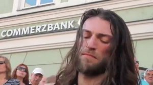 Играет на обычнай гитаре как бог