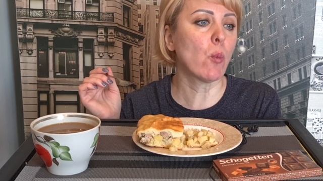 МУКБАНГ ПИРОГ С МЯСОМ? купили дачу. Жду вашего решения ?#мукбанг #пирог #mukbang #Едимнакамеру #еда