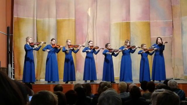 Ансамбль скрипачей "Улыбка" - народный танец "Молдовеняска" смотреть онлайн