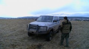Стоковый уаз патриот на стоковом бездорожье