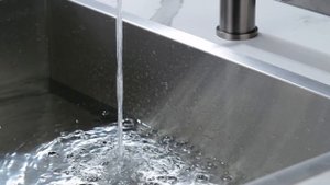 Смеситель под фильтр с выдвижным изливом SERPENTINE в цвете вороненая сталь Se213222-GM