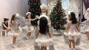 Новогодний утренник в детском саду Танец "Снежинок"/ Танцы в детском саду