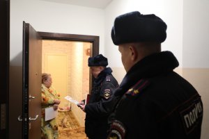 В Саранске УУП  вручили жителям многоквартирного дома памятки по профилактике мошенничества