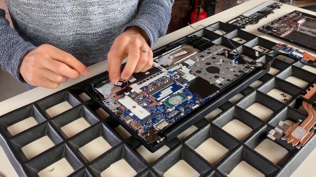 LENOVO Business Notebook (THINKPAD E15) - Akku, Lüfter, Display, Festplatte ausbauen смотреть онлайн