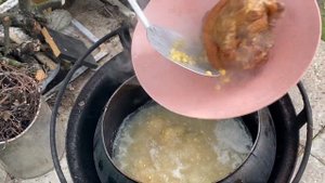 Гороховый суп. На огне в чугунке в два раза вкуснее.