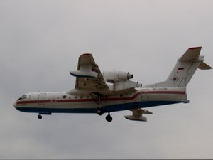 Посадка редкого самолёта-амфибии (БЕ-200) в аэропорту Урая (Споттинг)