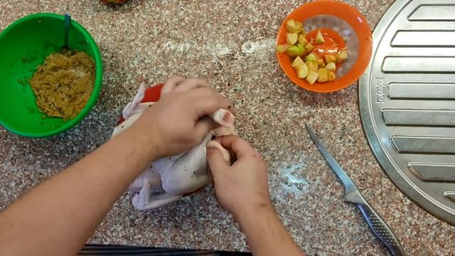 Курочка фаршированная яблоками в рукаве.