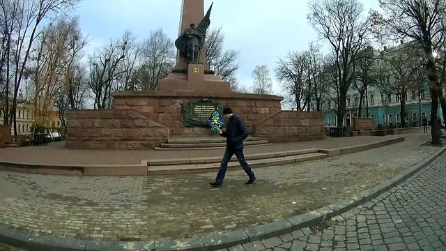 Прогулка по Соборной площади (бывшая площадь Советская), Черновцы