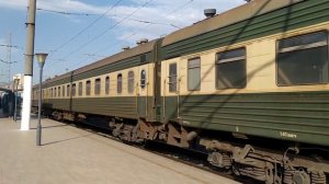 Электровоз E4s-333(2) с пассажирским поездом Баку-Ширван отправляется со станции Баку-пассажирская