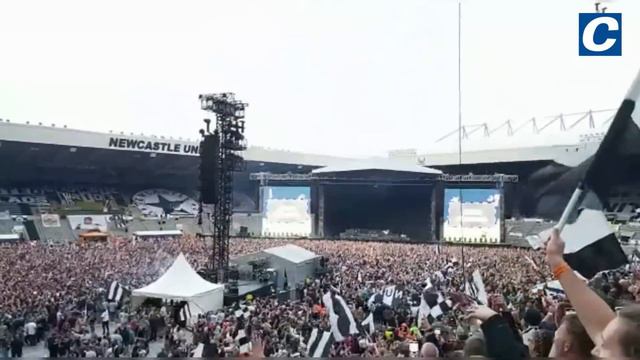 Incredible atmosphere inside St James' Park as fans wait for Sam Fender to take to the stage смотреть онлайн