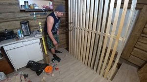 Построил перегородку из деревянных брусков, получилась безопасная стена