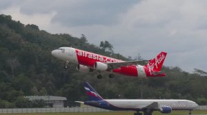 Эйрбас А320 авиакомпании Thai AirAsia взлетает из аэропорта Пхукет.