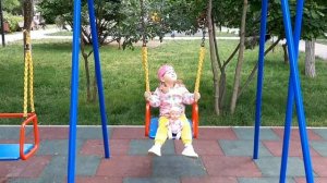 Тася  и кукла Настя весело катаются на качелях |детский  влог