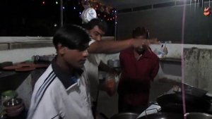 Индусы готовят еду