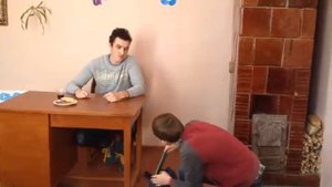Пьяный отец бьет своего сына.