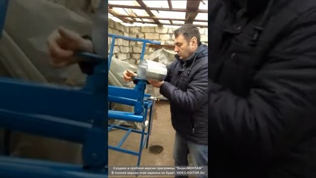 Закатка замка на водосточной трубе при помощи фальцеосадочного станка смотреть онлайн