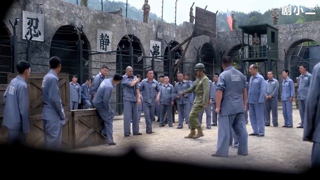 獄警用棍棒敲打新來的，哪料新來的傷還沒好，就靠一顆藥丸越獄！ смотреть онлайн