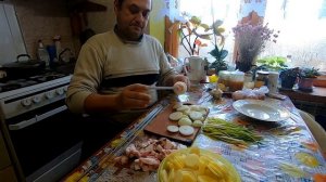 ЕДА НА КОСТРЕ, ШАШЛЫК ИЗ САЛА С КАРТОШКОЙ, КЕБАБ НА МАНГАЛЕ, ОЧЕНЬ ВКУСНО, ПАЛЬЧИКИ ОБЛИЖЕШЬ!