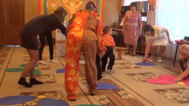 Игра - эстафета "Соберем цветы" в исполнении детей гр. №9 МБДОУ "ЦРР - д/с "Сказка" смотреть онлайн