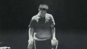 Брюс Ли играет нунчаками в настольный теннис