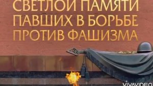 Свеча не плавится, не плачет, а рыдает...