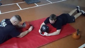 Упражнение на  кисти рук гирей 32 и 16 кг. #гиря #сила #кисть #силаволи #упражнения #2022 #зож2022