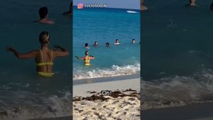 Парень подарил девушке растворяющийся купальник ....