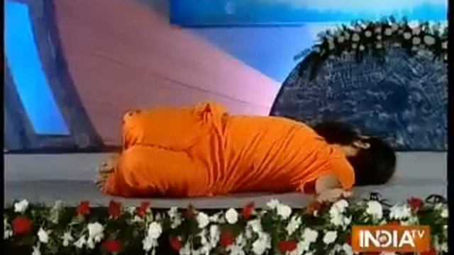 Baba Ramdev's cure for Spinal chord pain (shavasan on back) смотреть онлайн