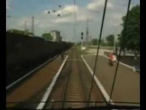 Жесть! Невнимательный велосипедист попал под поезд/Tin! Inattentive cyclist was hit by a train!