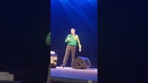 На концерте у Валерия Сёмина песня берега.