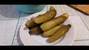 Сочный салат из маринованных огурцов.