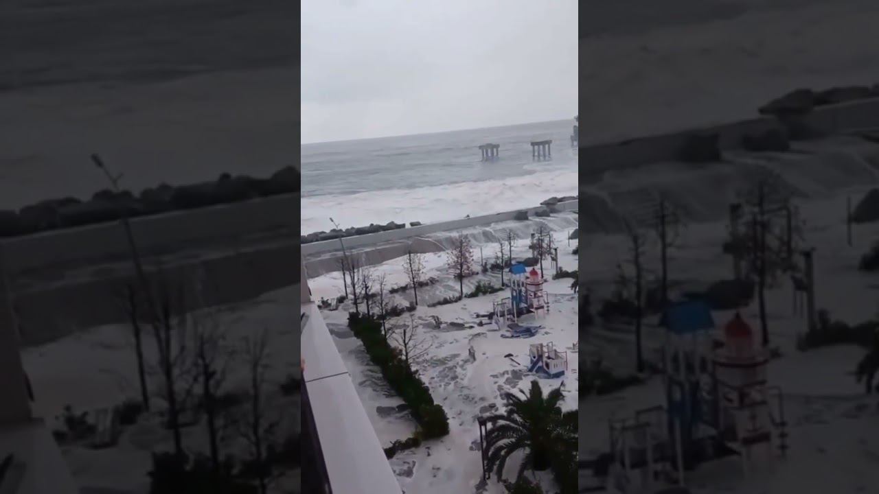 Эпичные кадры из Сириуса - 5 метровые волны просто сносят всё на своем пути. #shorts смотреть онлайн