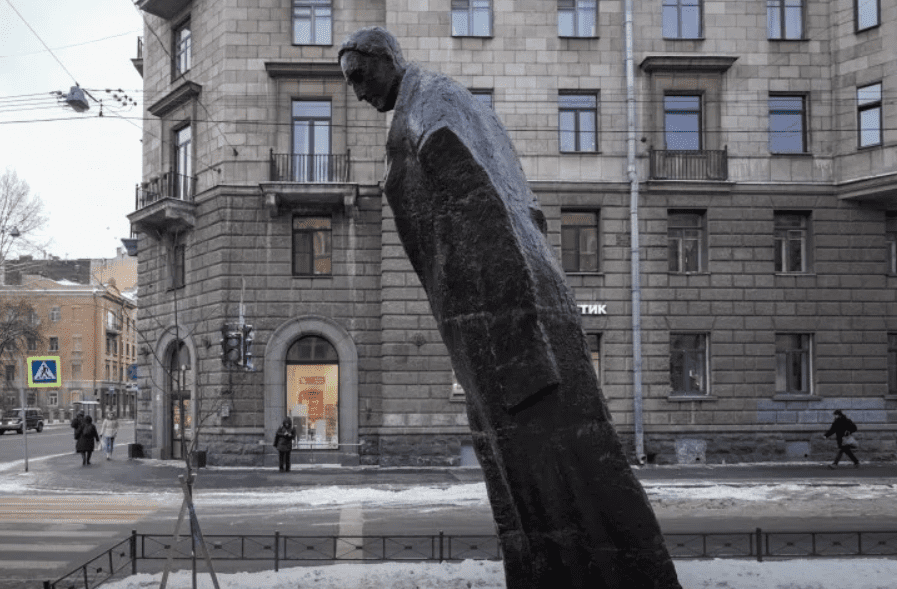 Памятник Александру Блоку в Петербурге стал камнем преткновения для горожан