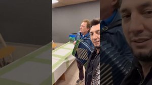 Фирдус Тямаев показал как Габдельфат Сафин играет на баяне