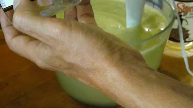 делаем оливковое мыло. процесс смешивания масла со щелочью смотреть онлайн