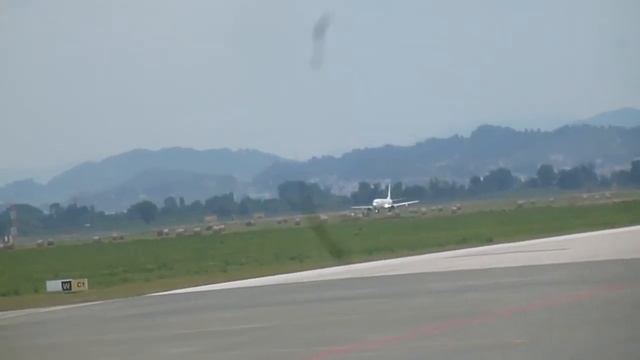 Blue Panorama taking off from Tirana International Airport смотреть онлайн
