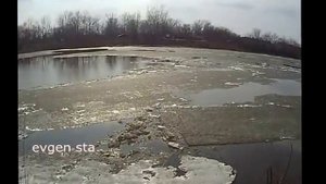 Начало ледохода на реке