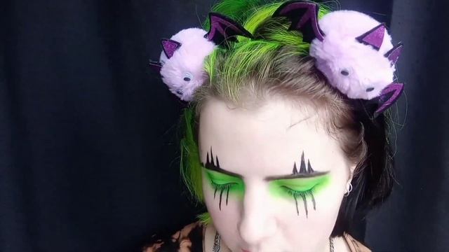 Простой альт-макияж с графикой и неоновыми тенями смотреть онлайн
