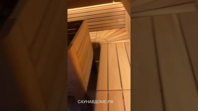 Умиротворяющая сауна из термо липы с большим панно из можжевельника.