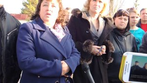 Женщина рассказывает о событиях в Перевальном .Крым