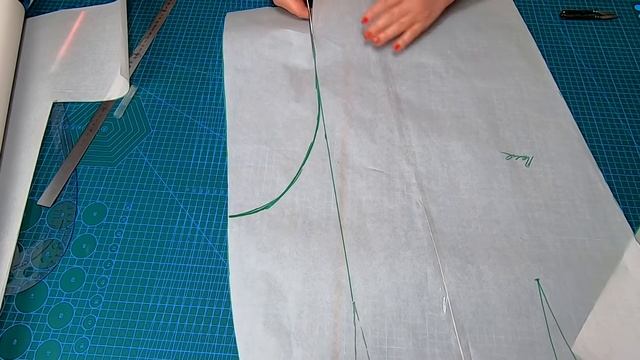 Нарядное вечернее платье с открытыми плечами и разрезом. Моделирование и раскрой