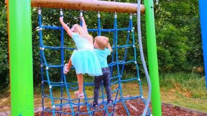 Эльвира и братик НА ПЛОЩАДКЕ Играют в Игры для малышей Пол это лава the floor is lava СБОРНИК